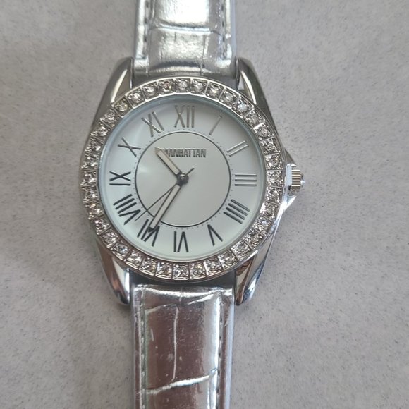 NWT Silver Manhattan Watch - Picture 4 of 9